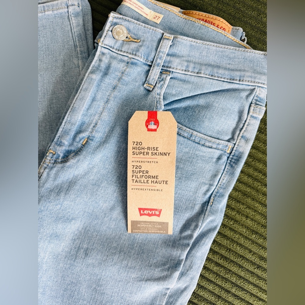 BRAND NEW WITH TAGS — Levi’s 720 High-Rise Super Skinny Jeans (Size 27)